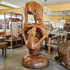 Escultura em Peça Única de Madeira 2 Leoas em Angelim Pedra