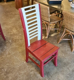 Cadeira Ripada com Encosto Alto e Acabamento Pátina Vermelha e Branca - Marcenaria Tiradentes - Móveis e Decoração Artesanais de alto padrão