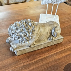 Escultura Leão Decorativo Deitado em Resina Bege - Marcenaria Tiradentes - Móveis e Decoração Artesanais de alto padrão