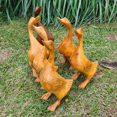 Escultura De Ganso Esculpido Em Peça Única De Madeira Tam. P - comprar online