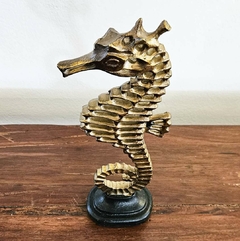 Escultura Cavalo Marinho em Resina Dourado e Preto Médio na internet