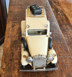 Carro Modelo Antigo de Metal Decorativo Branco - Marcenaria Tiradentes - Móveis e Decoração Artesanais de alto padrão
