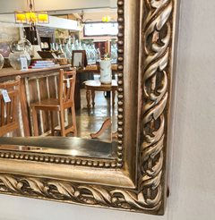 Espelho de Resina com Detalhes Bordados Folheados a Prata - Marcenaria Tiradentes - Móveis e Decoração Artesanais de alto padrão