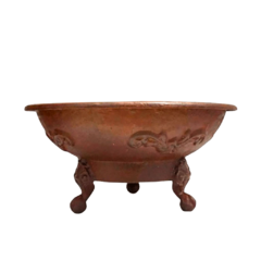 Lenheiro artesanal em ferro fundido da Marcenaria Tiradentes, ideal para decoração de alto padrão.