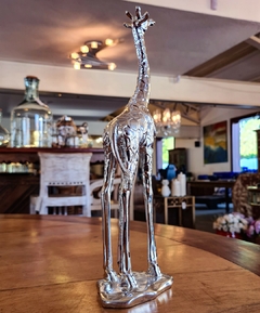 Escultura Girafa em Resina Cromada - Marcenaria Tiradentes - Móveis e Decoração Artesanais de alto padrão