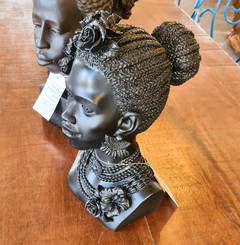 Escultura Busto Decorativo Mulher com Coque em Resina Preta - Marcenaria Tiradentes - Móveis e Decoração Artesanais de alto padrão