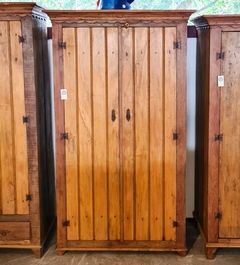 Guarda Roupa rústico de 2 gavetas internas e cabide em madeira de demolição, refletindo a qualidade e tradição da Marcenaria Tiradentes.