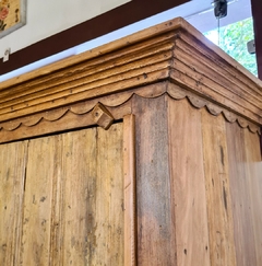 Guarda Roupa rústico com 1 porta, prateleira e cabide, feito em madeira de demolição pela Marcenaria Tiradentes.