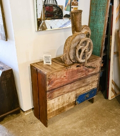 Debulhador de milho vintage sobre aparador de madeira de demolição, ideal para decoração diferenciada em ambientes internos.