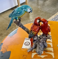 Trio de Pássaros Decorativos de Resina na cor vermelha e azul, ideal para decoração sustentável e elegante.