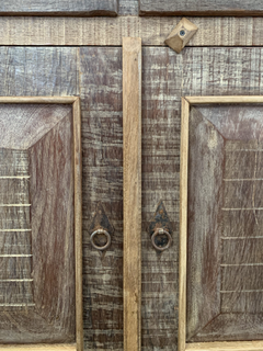 Buffet rústico em madeira de demolição com 4 gavetas e 4 portas, destacando o acabamento artesanal exclusivo da Marcenaria Tiradentes.