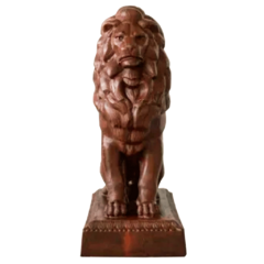 Escultura artesanal de leão sentado produzida em ferro fundido, perfeita para decoração sofisticada e sustentável.