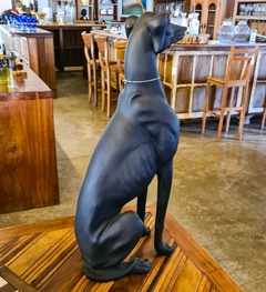 Escultura Cachorro Galgo Sentado em Resina Preta - comprar online