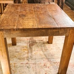 Mesa quadrada 0,80x0,80 em madeira de demolição malhetada, perfeita para decoração aconchegante de salas, cozinhas e espaços gourmet.