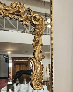 Imagem do Espelho com Borda Dourada e Moldura Barroca Sobreposta