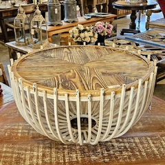 Mesa de centro artesanal da Marcenaria Tiradentes, feita com detalhes em metal, madeira robusta e trama de rattan, ideal para ambientes descontraídos