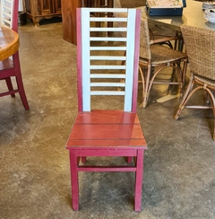 Cadeira Ripada com Encosto Alto e Acabamento Pátina Vermelha e Branca na internet