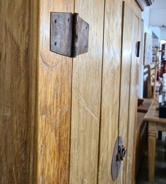 Armário rústico Boca de Forno com 2 portas, 1 gavetão e 4 vãos, feito em madeira de demolição durável e resistente, disponível na Marcenaria Tiradentes.