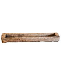 Cocho de madeira antiga com bordas retas, exemplificando a tradicional marcenaria de Tiradentes e sustentabilidade