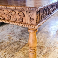 Mesa artesanal entalhada em madeira de demolição, ideal para cozinhas e salas de jantar espaçosas.