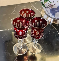 Taça Decorativa de Vidro Cristalino Vermelho para Licor - Marcenaria Tiradentes - Móveis e Decoração Artesanais de alto padrão