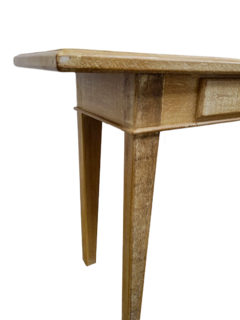 Aparador claro com pés despontados e duas gavetas, fabricado artesanalmente em madeira de demolição pela Marcenaria Tiradentes