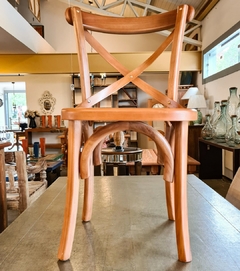Cadeira Itália de design luxuoso com encosto em X e acabamento brilhante em verniz PU. Ideal para ambientes sofisticados.