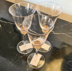 Taça Decorativa de Vidro para Vinho com Strass e Dourado - Marcenaria Tiradentes - Móveis e Decoração Artesanais de alto padrão
