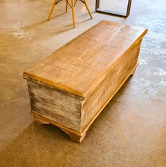 Baú rústico médio feito de madeira de assoalho de demolição, perfeito para decoração de ambientes amplos, disponível na Marcenaria Tiradentes.