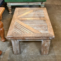 Mesa de centro e lateral artesanal, ripada, em madeira de demolição, ideal para ambientes aconchegantes e decorações exclusivas