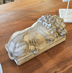 Escultura Leão Decorativo Deitado em Resina Bege - loja online