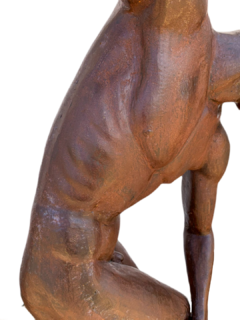Escultura Discóbolo em Ferro Fundido representando atleta grego prestes a lançar disco.