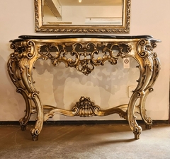 Aparador estilo barroco com detalhes minuciosos em resina folheada, refletindo a qualidade artesanal da Marcenaria Tiradentes.