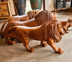 Linda escultura de leão com boca aberta, feita de Angelim Pedra, peça única da Marcenaria Tiradentes, ideal para decoração sofisticada