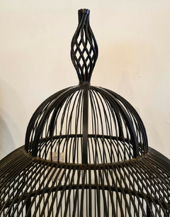 Gaiola decorativa pequena, perfeita para passarinhos ou como orquidário, com duas aberturas, representando o charme e a sustentabilidade da Marcenaria Tiradentes.