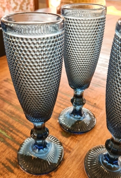 Taça de Champanhe em Vidro Azul com Relevos de Bolinhas - Marcenaria Tiradentes - Móveis e Decoração Artesanais de alto padrão