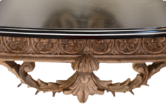 Aparador barroco com detalhes em resina, ideal para ambientes requintados - disponível na Marcenaria Tiradentes.