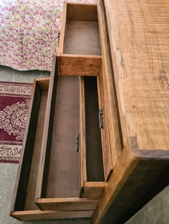 Cômoda Malhetada de madeira rústica com 3 gavetões e 2 gavetinhas, destacando a estética artesanal e o acabamento de alto padrão da Marcenaria Tiradentes.