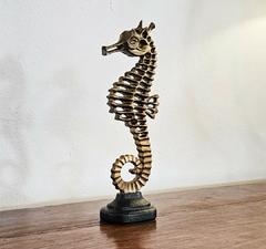 Escultura Cavalo Marinho em Resina Dourado e Preto Médio - Marcenaria Tiradentes - Móveis e Decoração Artesanais de alto padrão