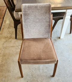 Cadeira em Madeira Nobre com Estofado no Assento e Encosto - Marcenaria Tiradentes - Móveis e Decoração Artesanais de alto padrão