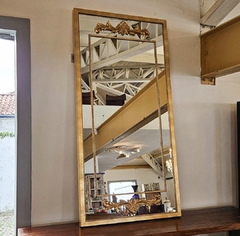 Imagem do Espelho Grande com Moldura Sobreposta e Borda Dourada