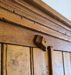 Armário rústico de 2 portas e 3 gavetas, feito em madeira de demolição pela renomada Marcenaria Tiradentes.