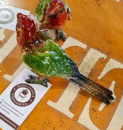 Pássaro Decorativo de Resina Verde, Amarelo e Vermelho - comprar online