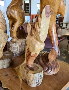 Escultura artesanal de cabeça de cavalo em madeira maciça, com acabamento encerado da Marcenaria Tiradentes.