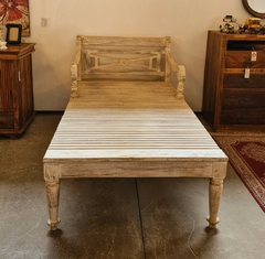 Recamier branco patinado feito de madeira de demolição, design sustentável e exclusivo da Marcenaria Tiradentes.