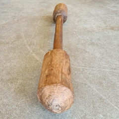 Socador de Pilão Antigo de Fazenda em madeira robusta, representando a artesania e tradição da Marcenaria Tiradentes