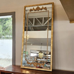 Espelho Grande com Moldura Sobreposta e Borda Dourada - comprar online