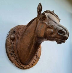 Escultura Cabeça de Cavalo Jockey Boca Fechada - Ferro Fundido - Marcenaria Tiradentes - Móveis e Decoração Artesanais de alto padrão