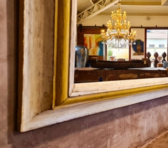 Espelho Colonial Rústico Envelhecido Branco com Amarelo - Marcenaria Tiradentes - Móveis e Decoração Artesanais de alto padrão