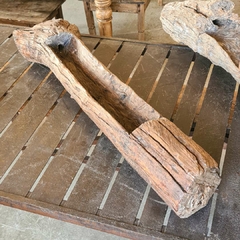 Cocho antigo em madeira resistente, ideal para decoração vintage e sustentável, representando a tradição da Marcenaria Tiradentes.